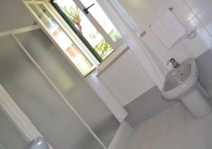 uma casa de banho com um WC e um lavatório em Hotel Danila em Portoferraio