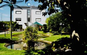 a building with a pond in front of a building at Hotel Ottagono in Andria