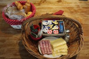 een mand gevuld met eten en een mand met brood bij Panorama Box op Camping de Stal in Drijber