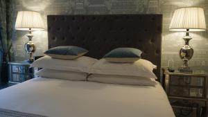 A bed or beds in a room at Ivybank Lodge 