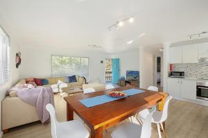 uma cozinha e sala de estar com mesa e cadeiras em Seabreeze Retreat em Point Clare