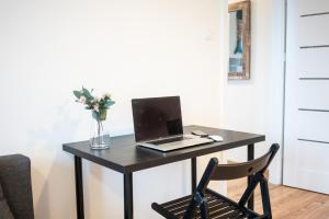 Televízia a/alebo spoločenská miestnosť v ubytovaní Apartament Blue Sea Gdynia
