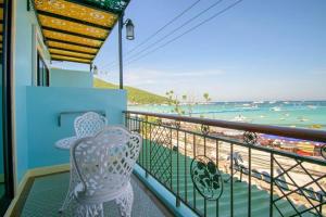 ラン島にあるTC villa on beachのビーチの景色を望むバルコニー(椅子2脚付)