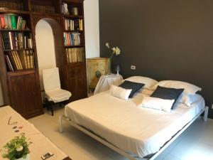 een slaapkamer met een bed en een tafel en boekenplanken bij MarePia in San Benedetto del Tronto