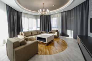 un soggiorno con divano e tavolo di Hilltop North Avenue by Stellar Hotels, Yerevan a Yerevan
