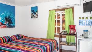 Una televisión o centro de entretenimiento en Seabreeze Inn