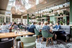 un gruppo di persone seduti ai tavoli in un ristorante di The Marine a Whitstable