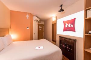 Una cama o camas en una habitación de ibis Santiago Las Condes Manquehue