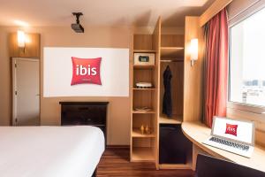 
a bedroom with a bed and a dresser at ibis Santiago Las Condes Manquehue in Santiago
