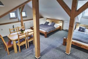 Postel nebo postele na pokoji v ubytování Apartmány Na Faře + 37 fotografií