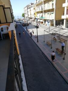 un grupo de personas caminando por una calle en Casa Cristina, en Maiori