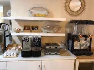 eine Küche mit einer Arbeitsplatte und einer Kaffeemaschine in der Unterkunft Blue Bamboo Hotel - Duna Parque Resorts & Hotels in Vila Nova de Milfontes