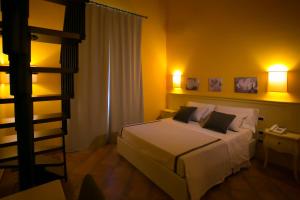 SalemiにあるBaglio Borgesatiのベッドルーム1室(ベッド1台、はしご、照明付)