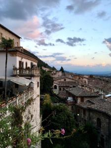 - une vue sur la ville depuis un bâtiment dans l'établissement Relais Ducale, à Gubbio
