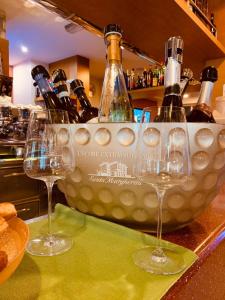 un groupe de verres à vin assis sur une table dans l'établissement Hotel Piada D'Oro, à Riccione