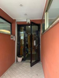 un accès à un bâtiment avec des portes en verre dans l'établissement Hotel Piada D'Oro, à Riccione