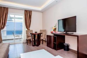 A television and/or entertainment centre at Amadil Ocean Club