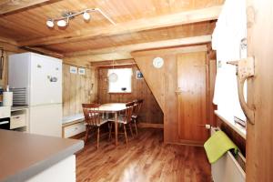 eine Küche und ein Esszimmer mit einem Tisch in einem winzigen Haus in der Unterkunft holiday cottage in Tjørnuvík in Tjørnuvík