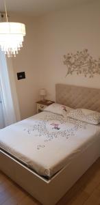 A bed or beds in a room at Affittacamere I Gatti delle 5 Terre