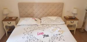 A bed or beds in a room at Affittacamere I Gatti delle 5 Terre