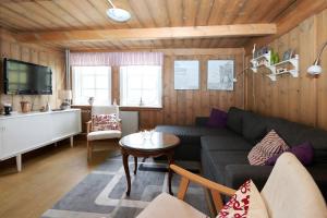 ein Wohnzimmer mit Sofa und Tisch in der Unterkunft holiday cottage in Tjørnuvík in Tjørnuvík