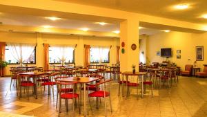 Ein Restaurant oder anderes Speiselokal in der Unterkunft Hotel Alos 