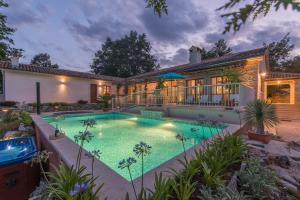 Family Villa Lipica with private pool and jacuzzi tesisinde veya buraya yakın yüzme havuzu