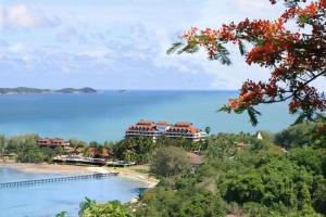 een uitzicht op een resort aan de oever van het water bij Rayong Resort Hotel in Ban Phe