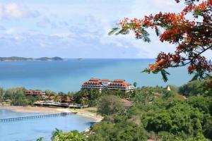 Rayong Resort Hotel في بان فيه: اطلالة منتجع على شاطئ الماء