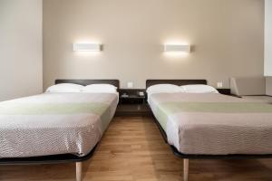 - 2 lits dans une chambre d'hôtel avec 2 lits dans l'établissement Studio 6-Corpus Christi, TX, à Corpus Christi