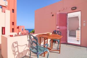 patio con mesa y sillas en el balcón en Apartamento Muralla Roja 0507, en Calpe