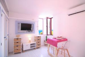 a living room with a table and a tv in it at Apartamento Muralla Roja 0507 in Calpe