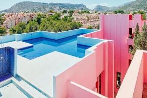 卡爾佩的住宿－Apartamento Muralla Roja 0507，建筑物屋顶上的游泳池