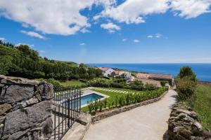 - Vistas al exterior de una villa con piscina en Casa do Castanheiro - Nordeste, Açores en Nordeste