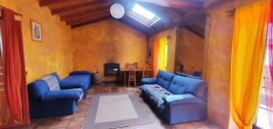a living room with two blue couches and a table at El Drago Rural House in Alajeró