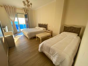 Un pat sau paturi într-o cameră la Hotel 3 Vellezerit