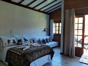 1 dormitorio con 1 cama en una habitación en Chalé Paraíso Fazendinha Cachoeira Pet Friendly en Lumiar