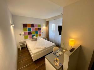 Camera piccola con letto e tavolo di Altstadthotel Baunachshof a Wertheim