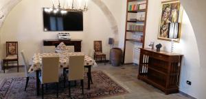 une salle à manger avec une table et une télévision dans l'établissement Il Palazzotto, à Isernia