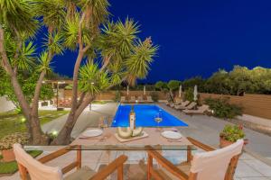 The swimming pool at or close to Villa Status