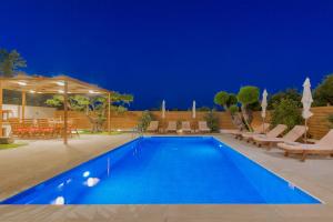 The swimming pool at or close to Villa Status