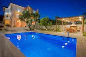 The swimming pool at or close to Villa Status