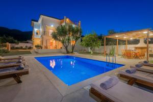 The swimming pool at or close to Villa Status