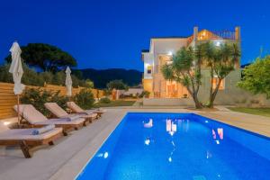 The swimming pool at or close to Villa Status