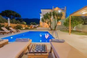 The swimming pool at or close to Villa Status