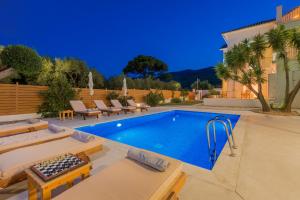 The swimming pool at or close to Villa Status