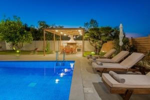 The swimming pool at or close to Villa Status