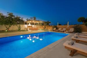 The swimming pool at or close to Villa Status