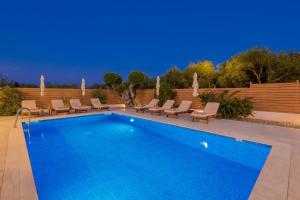 The swimming pool at or close to Villa Status