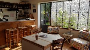 uma cozinha e sala de estar com mesa e cadeiras em La Passerose jardin clos 300mplage la Couarde sur mer em La Couarde-sur-Mer